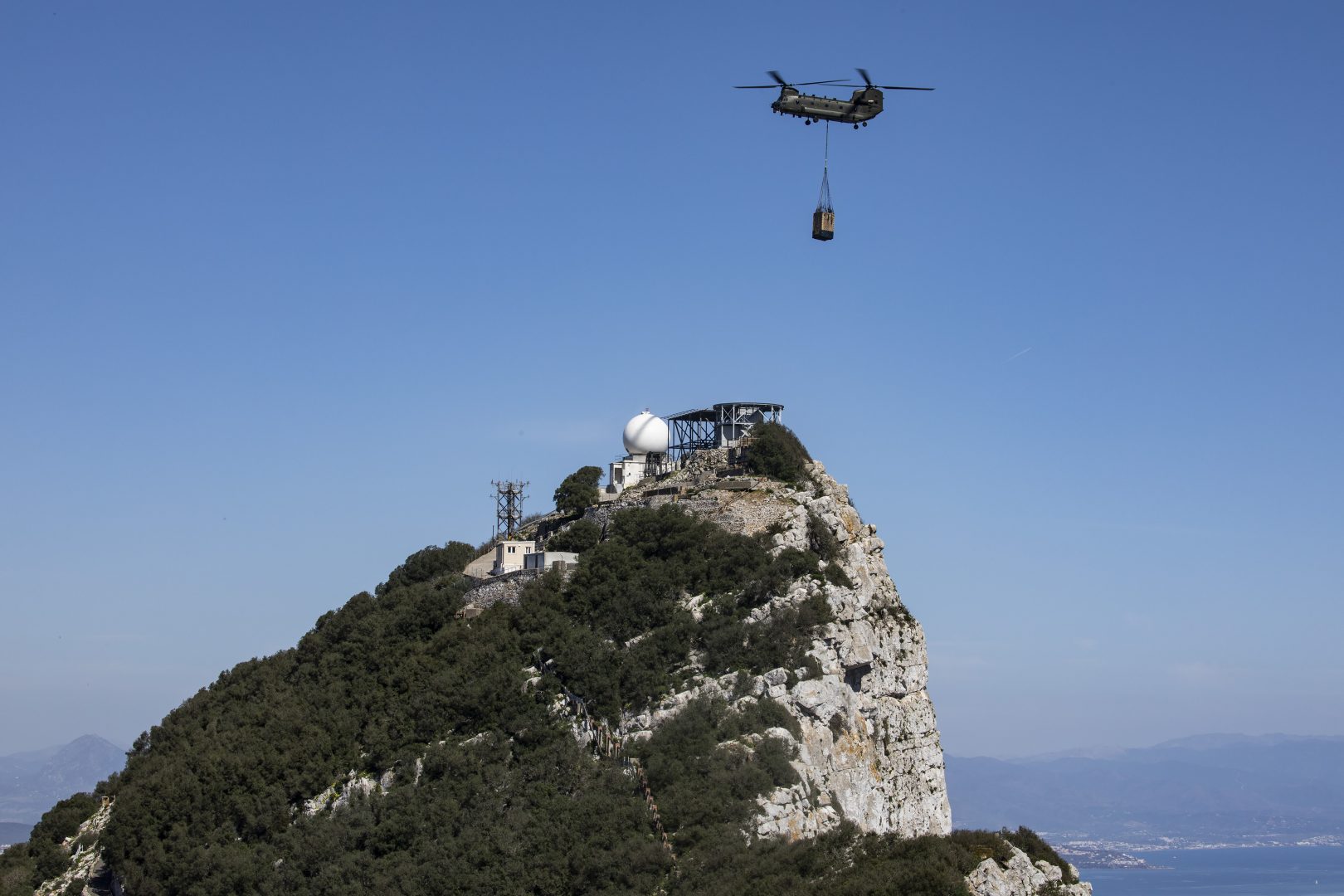 helicopter lifts radar onto Rock
